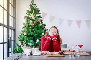 Europese meisjes bereiden gereedschappen en ingrediënten voor het maken van peperkoek tijdens kerst- en nieuwjaarsvieringen foto