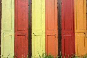 collage van pastelkleurige ramen met groen gras foto