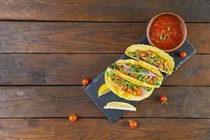 Mexicaanse taco's met maïstortilla en vlees op houten achtergrond foto