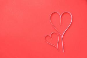 hartpapier op de achtergrond van rood kunstpapier valentijn foto