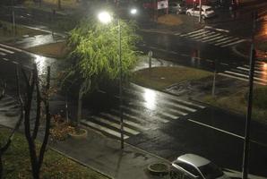 stadsstraten op regenachtige dag foto