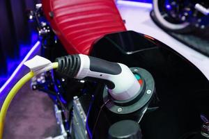 opladen van elektrische motorfietsen, toekomstige technologie ev concept foto