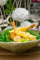 verse Japanse tempura garnalen met salade