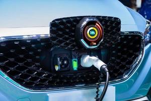 elektrische suv auto opladen met grafische gebruikersinterface, toekomstige technologie ev auto concept foto