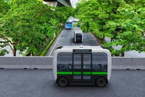 autonome elektrische shuttlebus die zelf over de groene stadsweg rijdt, slim voertuigconcept foto