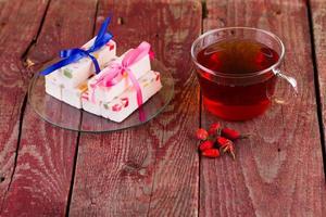 thee en fruit snoep op een tafel foto