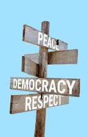 houten verkeersbord met woorden vrede, democratie, respect foto