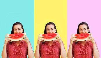 patroon van vrolijke vrouw met een stuk gesneden watermeloen op een kleurrijke achtergrond. zomer concept foto