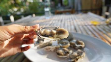 verse oesters met dipsaus foto