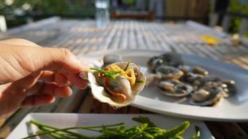 verse oesters met dipsaus foto