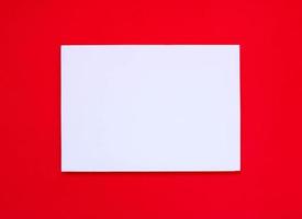 blanco wit papier op rood kunstpapier met verschillende richtlijnen. foto