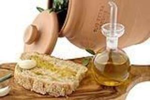 olio di oliva con fetta di pane e tagliere