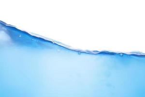 bewegend blauw wateroppervlak en bellen op een witte achtergrond foto