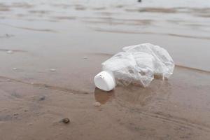 plastic waterflessen vervuiling in het oceaanmilieuconcept foto