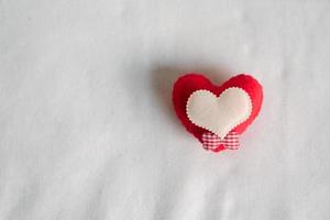 liefde harten op katoen textuur achtergrond. Valentijnsdag kaart concept. hart voor Valentijnsdag achtergrond. foto