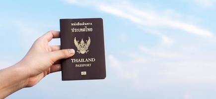 paspoort van thailand vliegreizen, reisconcept foto