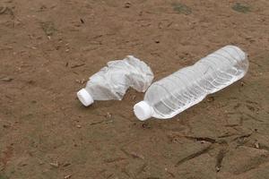 plastic waterflessen vervuiling in het oceaanmilieuconcept foto