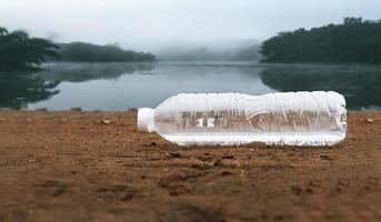 plastic waterflessen vervuiling in het oceaanmilieuconcept foto