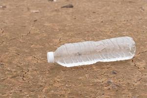 plastic waterflessen vervuiling in het oceaanmilieuconcept foto