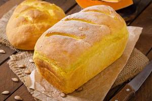 vers huisgemaakt pompoenbrood en pompoenschijfjes en olijven foto