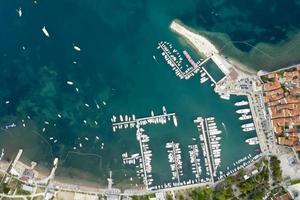 budva jachthaven in montenegro foto