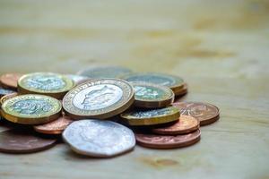 munten stapel op houten tafel. concept voor lening, vastgoedladder, financieel, hypotheek, vastgoedinvestering, belastingen en bonus. foto