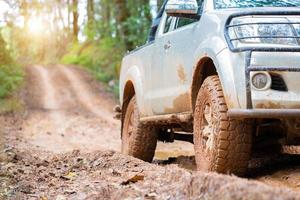 modderige off-road voertuigen, off-road trip op bergweg zonsondergang prachtige natuur foto