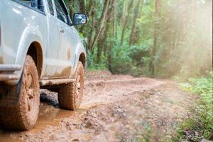 modderige off-road voertuigen, off-road trip op bergweg zonsondergang prachtige natuur foto