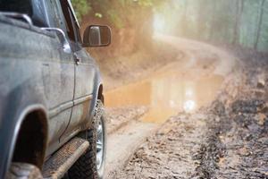 modderige off-road voertuigen, off-road trip op bergweg zonsondergang prachtige natuur foto