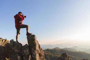 gelukkige mensen die foto's maken van het berglandschap foto