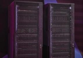 een close-up foto van twee zwarte server racks