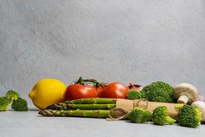 close-up van biologische verse groene asperges foto