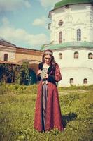 portret van brunette vrouw gekleed in historische barokke kleding met ouderwets kapsel, buitenshuis. foto