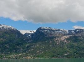 het kleine dorpje eidfjord in de noorse hardangerfjord foto