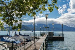 jachten afgemeerd aan het meer bij attersee foto