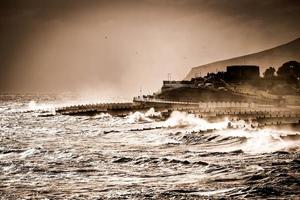 stormachtig weer aan de kust van Eastbourne in East Sussex op 7 januari 2018. niet-geïdentificeerde mensen foto