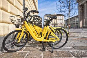 fietsen in openbaar gebruik in de stad foto