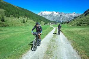 paar vrienden fietsers tijdens een ritje op de bergweg foto