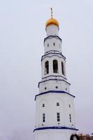 de klokkentoren van de kerk van de heilige levengevende drie-eenheid. foto