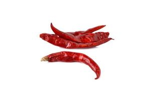 gedroogde rode hete chili pepers op witte achtergrond foto