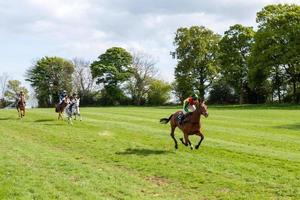 point to point racen op Godstone Surrey op 2 mei 2009. vier niet-geïdentificeerde mensen foto