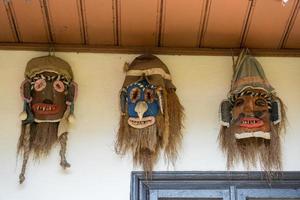 gezichtsmaskers in het etnografisch museum neculai popa in tarpesti in Moldavië, Roemenië op 19 september 2018 foto