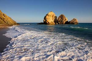 grote rotsen voor de kust van cyprus foto
