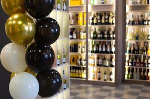 de alcoholwinkel is ter gelegenheid van de opening versierd met ballonnen. foto