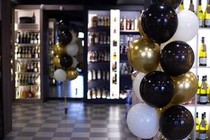 de alcoholwinkel is ter gelegenheid van de opening versierd met ballonnen. foto