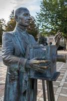 bronzen standbeeld van de fotograaf alexandru rosu in bistrita transylvania roemenië op 17 september 2018 foto