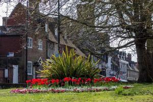 bloemendisplay in de hoofdstraat, oost grinstead, uk op 4 mei 2013 foto