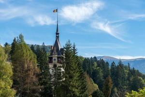 buitenaanzicht van het kasteel van Peles in Sinaia Walachije Roemenië op 21 september 2018 foto