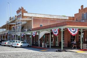 uitzicht op het historische centrum in sacramento, californië, vs op 5 augustus 2011. twee niet-geïdentificeerde mensen foto