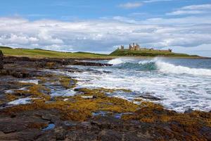 uitzicht op het kasteel van Dunstanburgh in Craster Northumberland foto